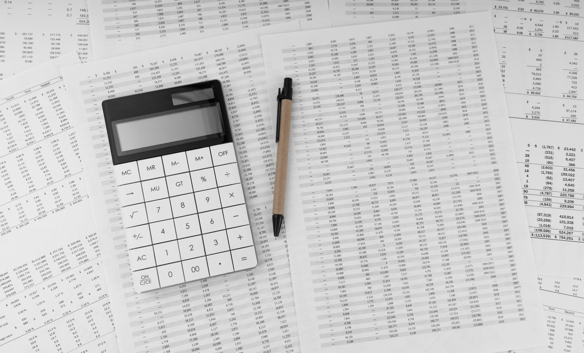 Ð¡alculator with pen on financial statement. Financial and business concept.